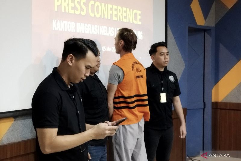 Petugas Imigrasi Bandung mengamankan WNA Australia di Kantor Imigrasi Bandung, Kota Bandung, Jawa Barat, Jumat (5/5/2023). ANTARA/Bagus Ahmad Rizaldi