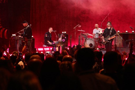 Coldplay saat manggung di The Apollo Theatre, New York. Foto: AFP/Theo Wargo.