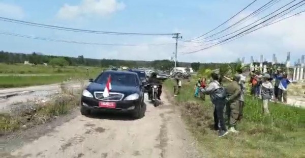 Presiden Joko Widodo (Jokowi) meninjau jalan rusak di Terusan Ryacudu menuju daerah Kota Baru, Lampung. Dok. Tangkapan Layar