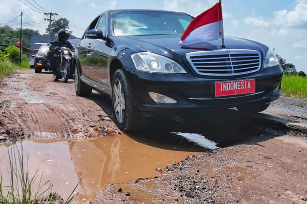 Potret Mobil Jokowi Lintasi Jalan Rusak Parah di Lampung