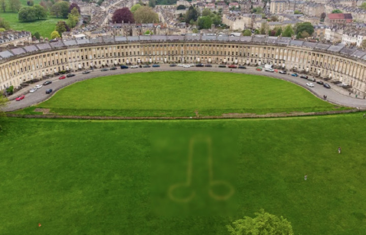 Jelang Penobatan Raja Charles III, Muncul Ukiran Alat Vital di Lapangan Rumput