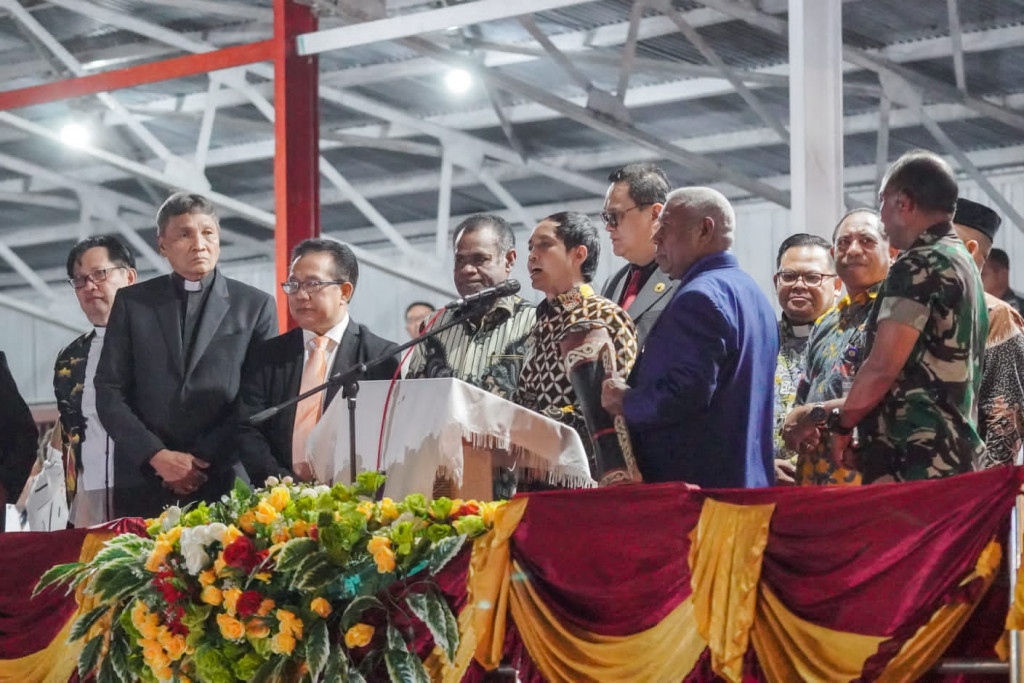 Wamen ATR/BPN Raja Juli Antoni membuka rangkaian acara Perayaan Paskah Nasional di GOR Sanggeng Manokwari, Papua Barat.