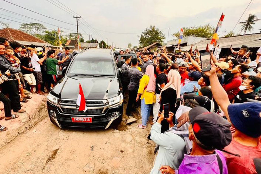 Momen Jokowi Harus Ganti Mobil saat Tinjau Jalanan Lampung
