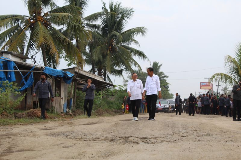 Presiden Jokowi meninjau kondisi infrastruktur jalan di Lampung. Foto: Branda ANTARA