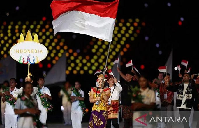 Atlet renang Flairene Candrea Wonomiharjo membawa bendera Merah Putih di pembukaan SEA Games 2023 Kamboja-Foto Antara