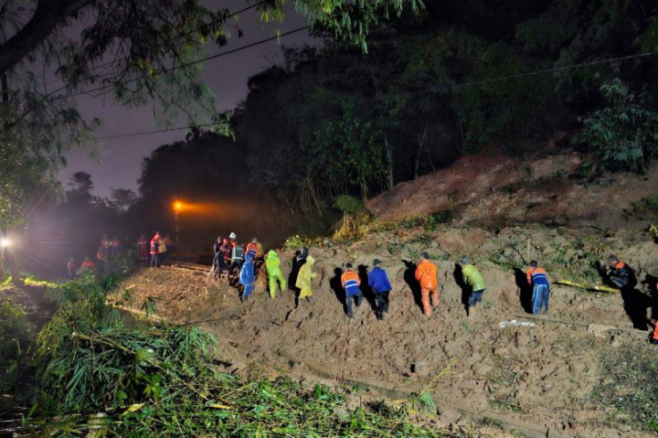 9 Perjalanan KA Terganggu Imbas Longsor di Purwakarta