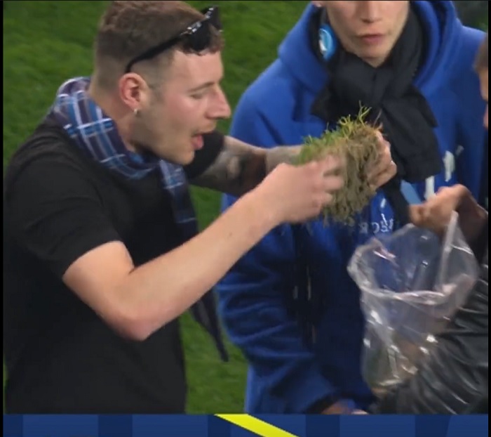 Unik! Suporter Napoli Ini Ambil Rumput Lapangan Scudetto dan Dijual di eBay