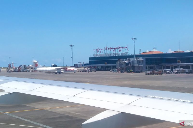  Pesawat udara parkir di apron Bandara internasional I Gusti Ngurah Rai di Kabupaten Badung, Bali, Minggu, 12 Maret 2023. Antara/Dewa Ketut Sudiarta Wiguna