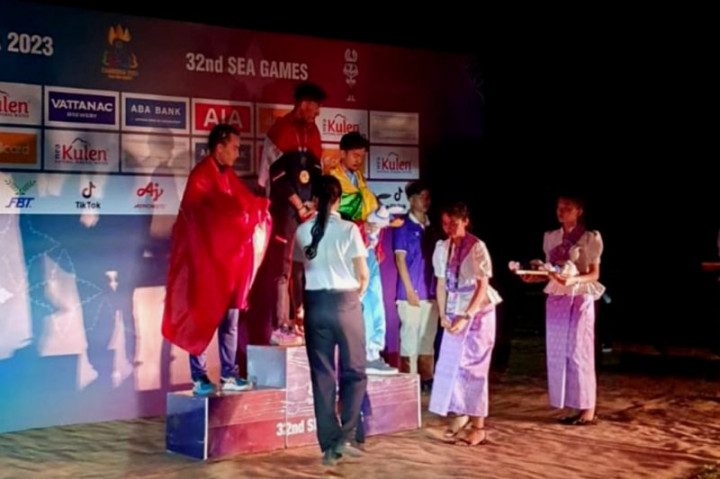 Kreatif, Lampu Mobil jadi Alat Penerangan Upacara Pengalungan Medali SEA Games 2023