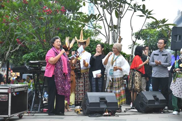Lestari Moerdijat hadiri Parade Kreativitas Etnik Nusantara Dua Dekade CISC. (Foto: Dok. Istimewa)