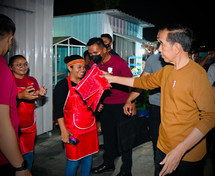 Cicip Kuliner Kampung Ujung Labuan Bajo, Jokowi Bagikan Celemek Merah