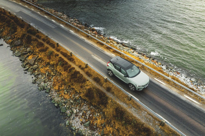 Di Swedia Bisa Nge-Cas Mobil Listrik Tanpa Harus Parkir