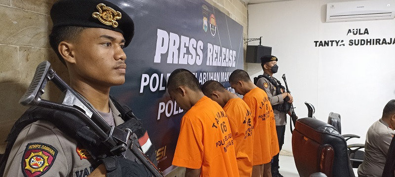 Pelaku penganiayaan residivis pencurian hingga tewas saat dirilis di Polres Pelabuhan Makassar, Senin, 8 Mei 2023. Medcom.id/Muhammad Syawaluddin.