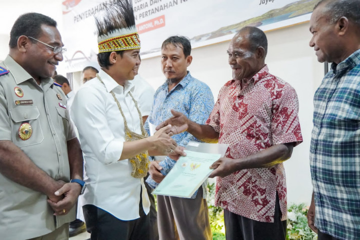 Kementerian ATR/BPN Serahkan Sertifikat Gereja di Kota Sorong