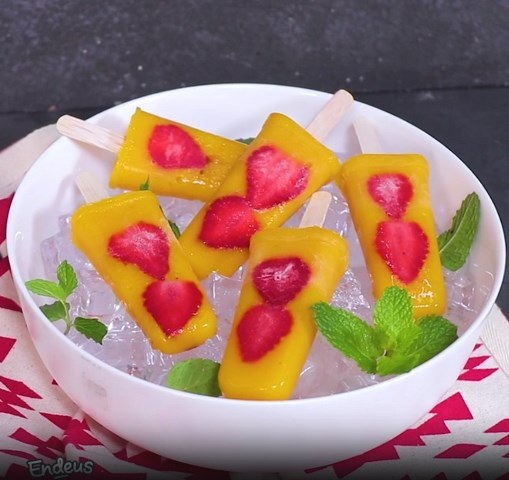 Intip cara buat es loli mango berry dari Endeus TV ini ya. (Foto: Dok. Endeus TV)