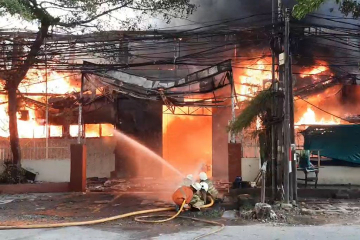 35 Unit Damkar Padamkan Kebakaran di Pabrik Cat Jakarta Utara