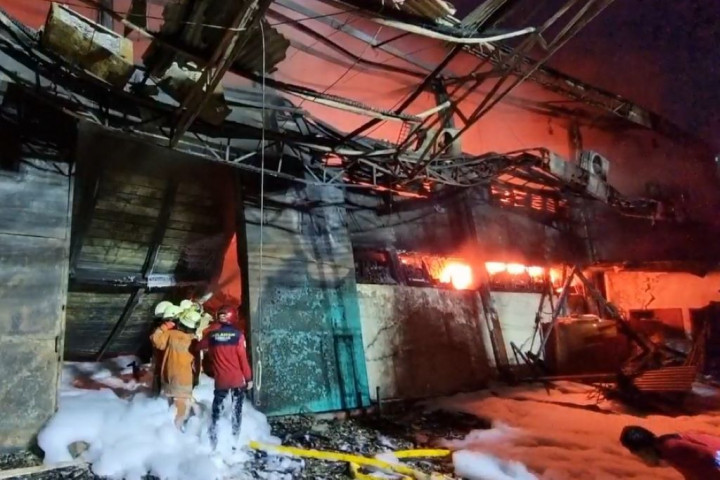 Kebakaran Pabrik Cat Belum Padam, Seorang Petugas Dievakuasi