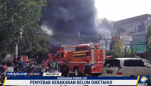 Kebakaran Pabrik Cat di Penjaringan Sulit Dipadamkan
