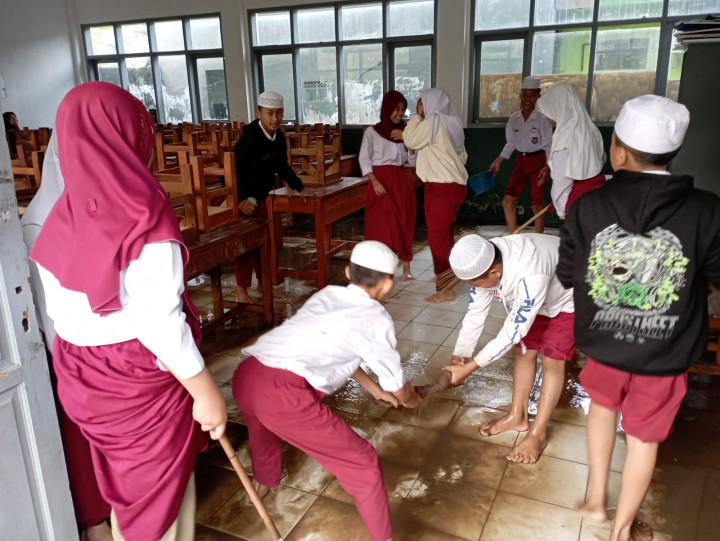 Ruang Kelas Terendam Banjir, Ujian Akhir SD di Cimahi Tertunda