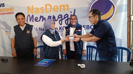 Affiati menerima Kartu Tanda Anggota (KTA) Partai NasDem di Kantor DPD NasDem Kota Cirebon.