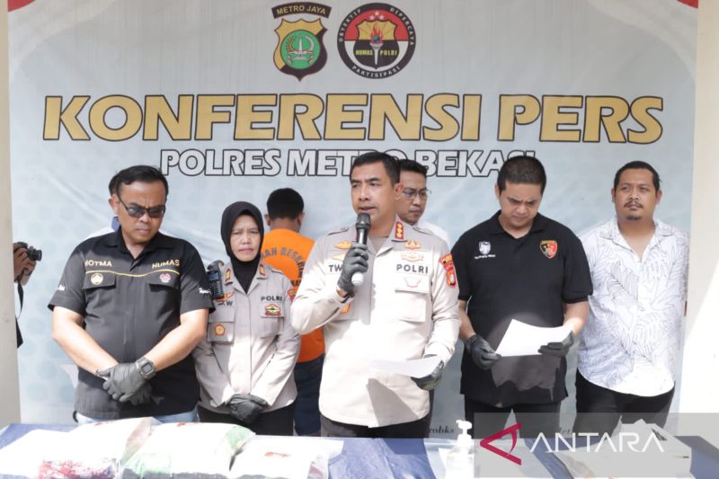 Kapolres Metro Bekasi Komisaris Besar Twedi Aditya Bennyahdi memberikan keterangan resmi kasus pembunuhan suami terhadap istri saat ungkap perkara di Mapolres Metro Bekasi, Selasa. (ANTARA/Pradita Kurniawan Syah).