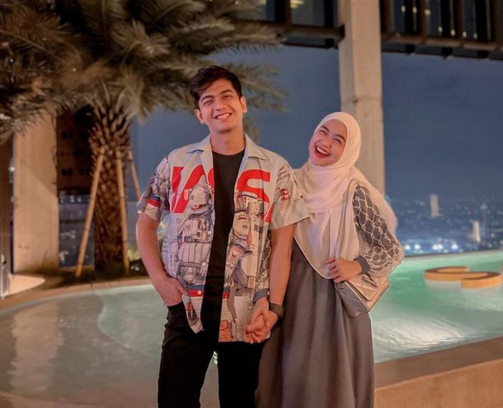 Aksi Ria Ricis dan Teuku Ryan di Pantai Bikin Netizen Iri