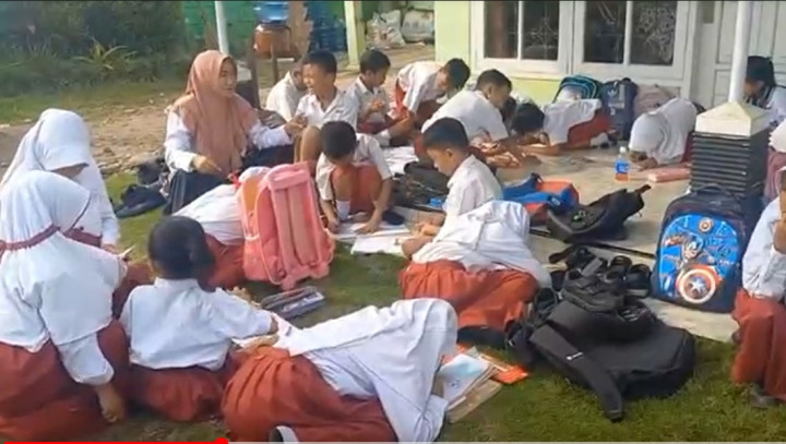 Sekolah Disegel, Ratusan Siswa SDN di Probolinggo Terlantar