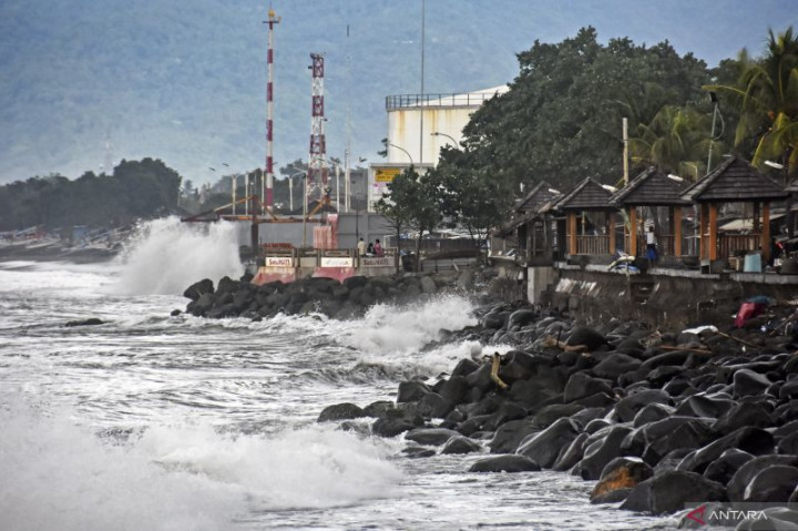 Waspada! Gelombang 3 Meter di Selat Bali dan Lombok
