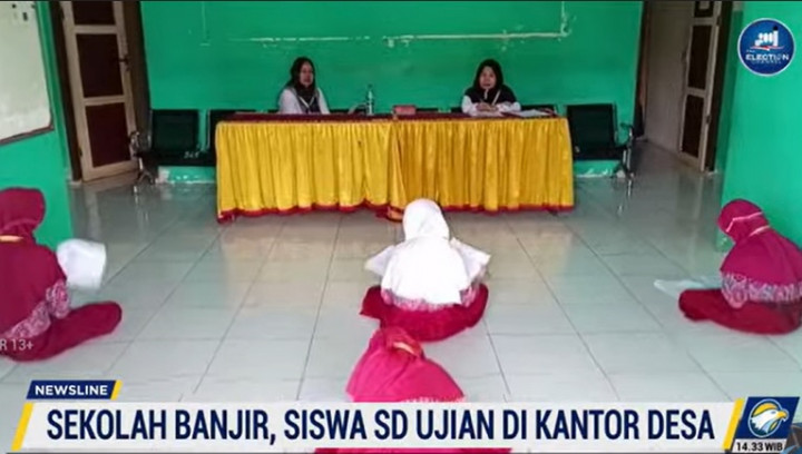 Ruang Kelas Penuh Lumpur usai Banjir, Siswa di Mamuju Ujian di Kantor Desa
