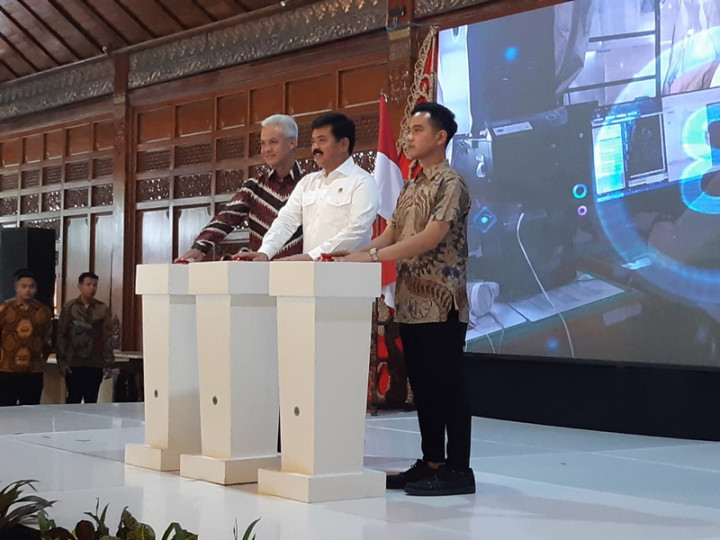 Bersama Ganjar dan Gibran, Menteri Hadi Deklarasikan Surakarta sebagai Kota Lengkap