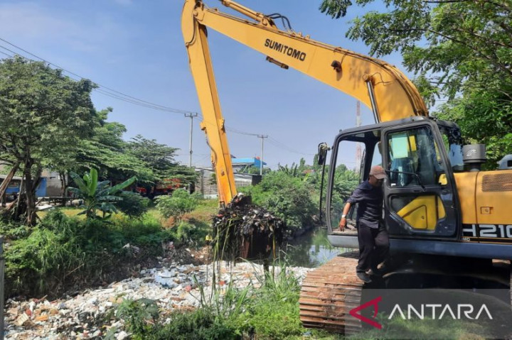 Pemkab Bekasi Angkut Ratusan Ton Tumpukan Sampah di Kali Jambe