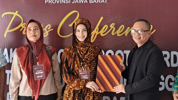 Istri 'Panji Manusia Milenium' Daftar Bacalon DPD ke KPU Jabar