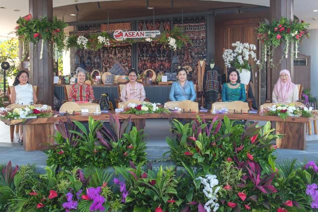 Gelar jamuan teh bersama para pendamping pemimpin ASEAN, Ibu Iriana kenalkan wisata Labuan Bajo. (Foto: Dok. BPMI Setpres/TR/Elvira)