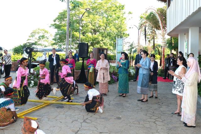 Ibu Iriana Ajak Para Pendamping Pemimpin ASEAN Melihat Aktivitas Berbasis Budaya NTT