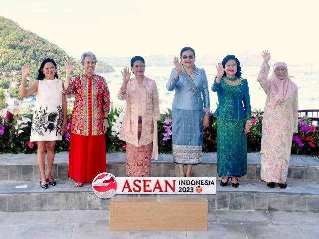 Ibu Iriana Joko Widodo menggelar jamuan minum teh bersama para pendamping pemimpin ASEAN di lantai 2 Puncak Waringin. (Foto: Dok. BPMI)