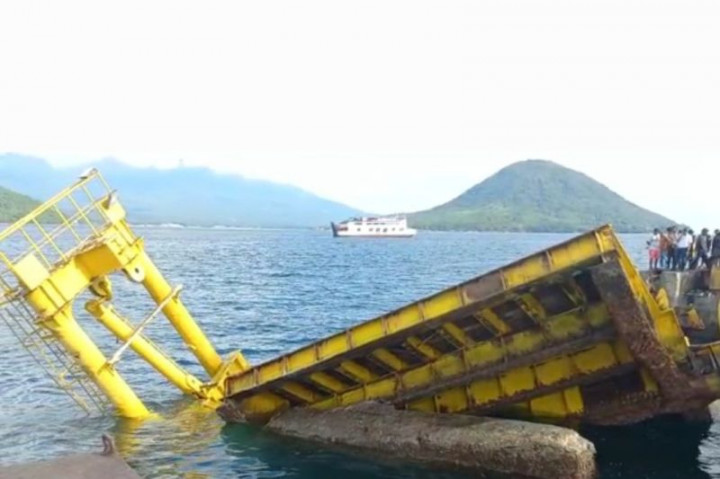Kerugian Ambruknya Dermaga Feri di Ternate Capai Puluhan Miliar Rupiah