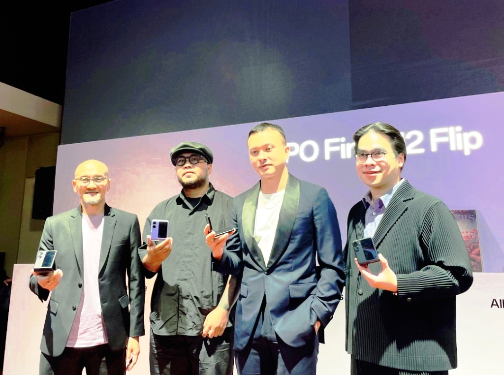 Ki-Ka: Baskoro Adiwiyono-Head of Public Relations OPPO Indonesia, Ignatius Raditya Bramantya -  Director of OPPO Find N2 Flip Launch Movie, Photofinder OPPO Indonesia, Nicholas Saputra - Brand Ambassador OPPO Indonesia, Patrick Owen - Chief Marketing Offi