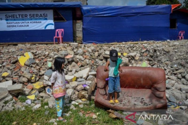  Anak-anak bermain di samping hunian sementara di Kampung Gasol, Desa Cugenang, Kabupaten Cianjur, Jawa Barat, Senin, 9 Januari 2023. ANTARA FOTO/Raisan Al Farisi