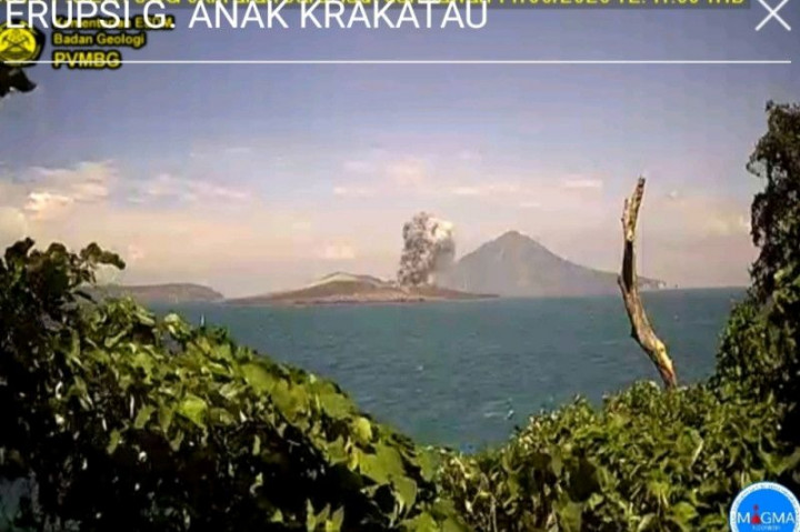 Erupsi Lagi, Gunung Anak Krakatau Lontarkan Abu Sejauh 1 Km