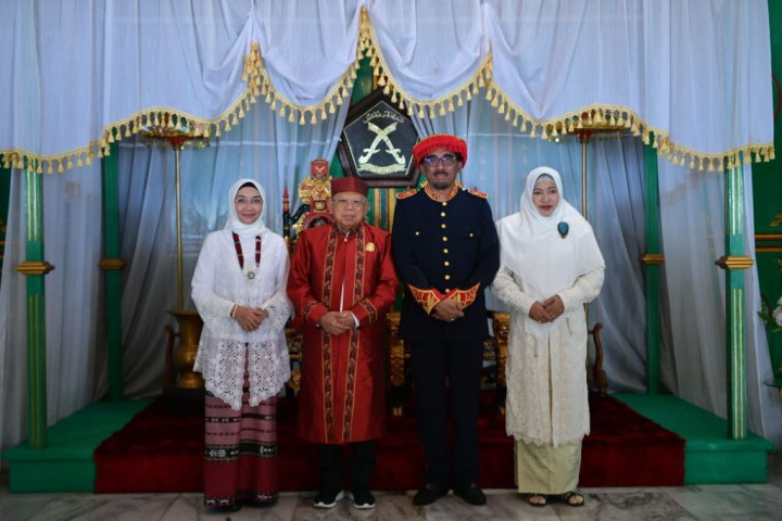Wapres Terima Gelar Adat dari Kesultanan Tidore