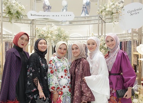 (Ki-ka: Dian Pelangi, Itasha, Linda Anggrea, Elfira Loy, Mira Filzah, Indah Nada Puspita saat pembukaan toko ke-5 di Pavilion Mall. Foto: Dok. Buttonscarves)
