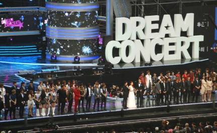 Menonton Idol K-pop di Dream Concert 2023 dari Indonesia