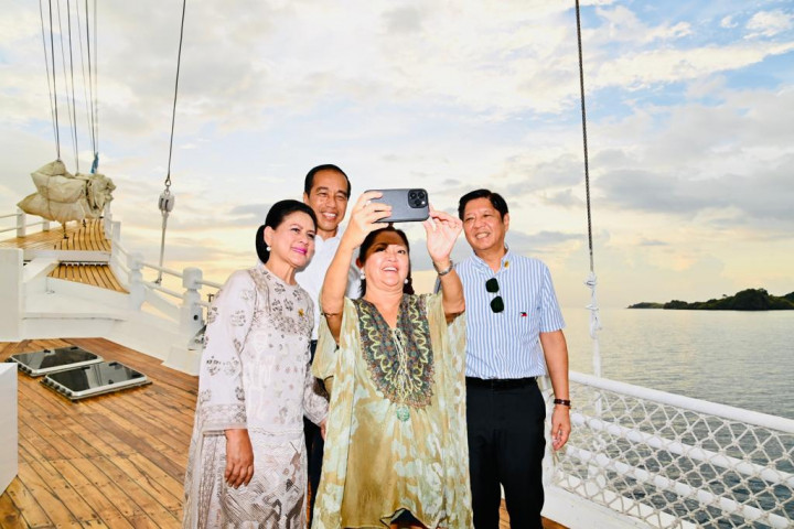 Sailing Aboard the Pinisi Ship, ASEAN Leaders Enjoy the Beauty of NTT