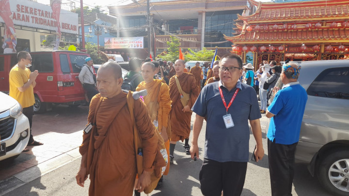 32 Biksu dari Thailand Jalan Kaki Menuju Borobudur Tiba di Bekasi