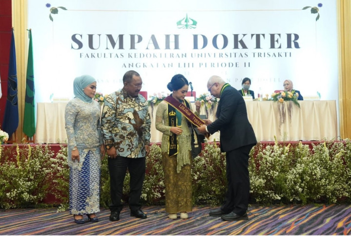 Putri Pj Bupati Bombana Raih Lulusan Terbaik Fakultas Kedokteran Trisakti