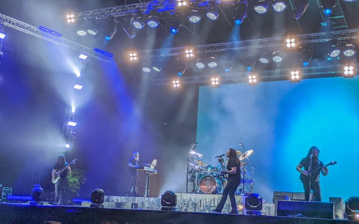 Dream Theater Guncang Jakarta, James LaBrie Kepanasan