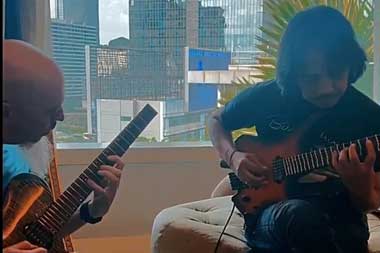 Keyboardist Dream Theater <i>Jamming</i> dengan Dewa Budjana