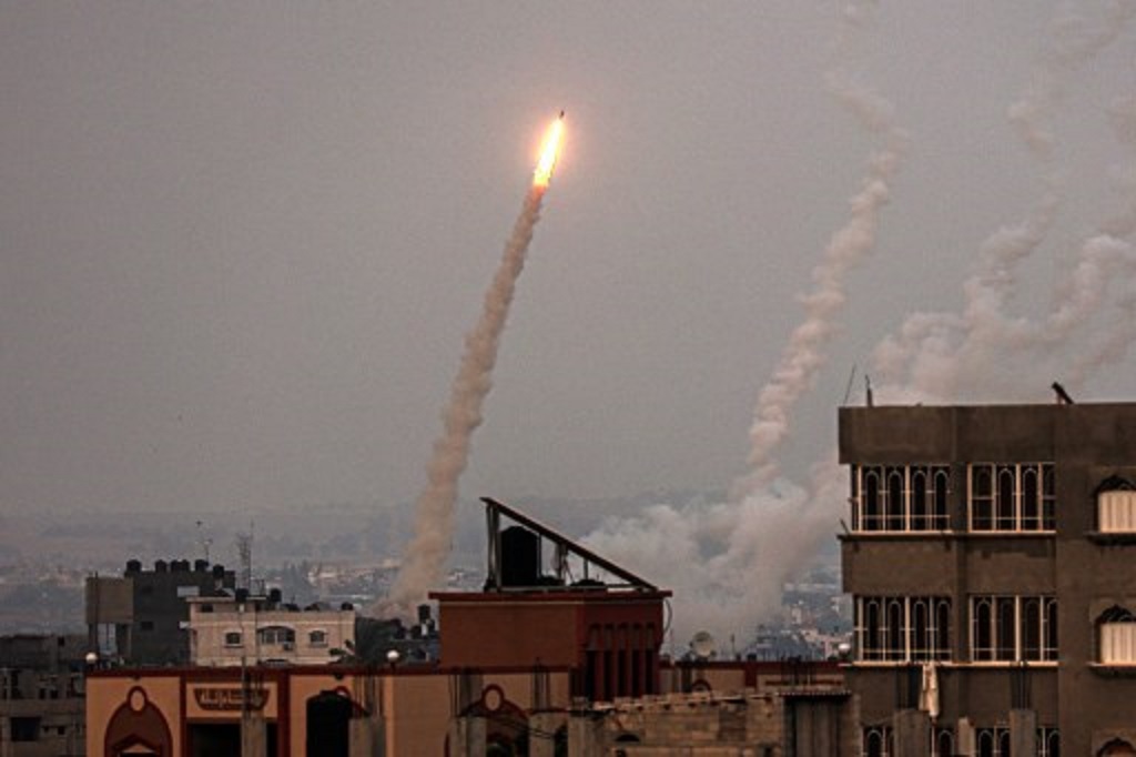 Sejumlah roket diluncurkan dari Jalur Gaza ke Israel, 12 Mei 2023. (SAID KHATIB / AFP)