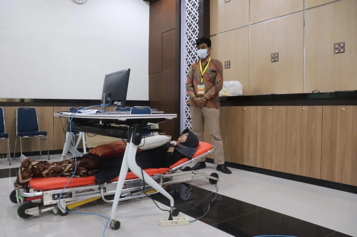 Mengharukan, Peserta UTBK di UNS Semangat Ujian dalam Kondisi Terbaring Sakit