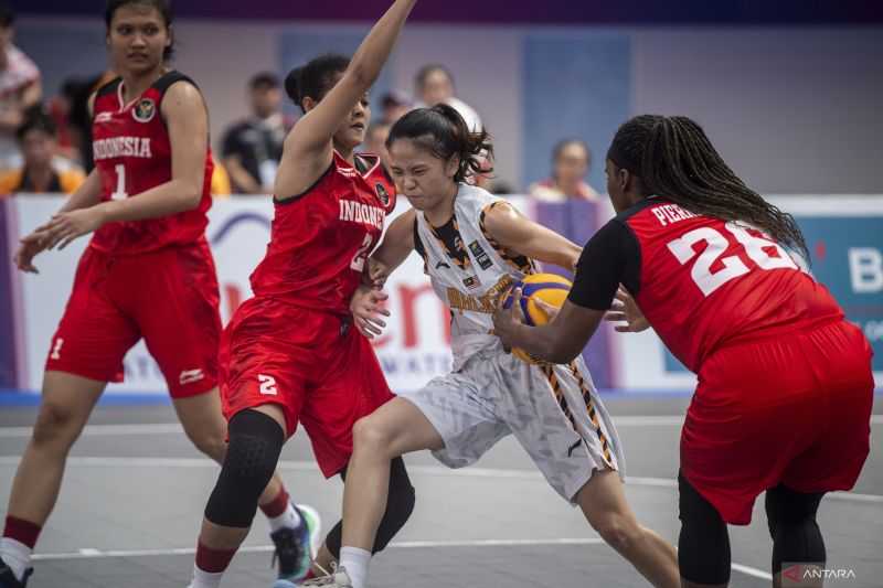 Dua pebasket putri Indonesia Kimberley Pierre Louis (kanan) dan Agustin Elya G Retong (ketiga kanan) berusaha merebut bola dari pebasket putri Malaysia Sin Jie Tan (kedua kanan). (ANTARA FOTO/M Agung Rajasa/hp)